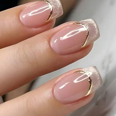 24 ชิ้น สติกเกอร์ติดเล็บสั้นทรงสี่เหลี่ยม, สีพื้นนู้ดพร้อมปลายกากเพชรและเส้นสีทอง, คุณภาพระดับซาลอน, ใช้งานง่าย, ชุดประกอบด้วยกาวติดเล็บ 1 ขวดและตะไบเล็บ 1 อัน, เหมาะสำหรับเล็บใส่ทำงานและออกเดท