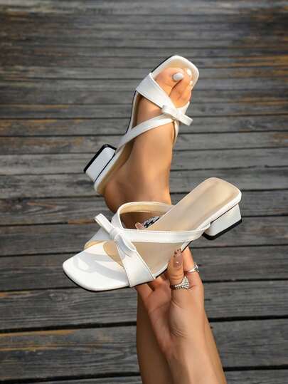 Ett par högklackade damsandaler, stora europeiska och amerikanska storlekar, present till mors dag. Dessa damsandaler är moderiktiga och bekväma, tillverkade av PU-material med halkskydd. De har en enfärgad, tjock klack, skrynklig yta med blommönster, rundad tå och öppen tå.