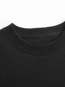 Gorro de punto rojo con etiqueta blanca para ni?a - Camiseta negra 'COUSIN CREW' en colores azul, naranja y verde - Leggings negros cómodos y botas de invierno blancas con rayas rosas - Ropa juvenil alegre y moderna para un estilo único en cualquier ocasión - Negro - Ver 3