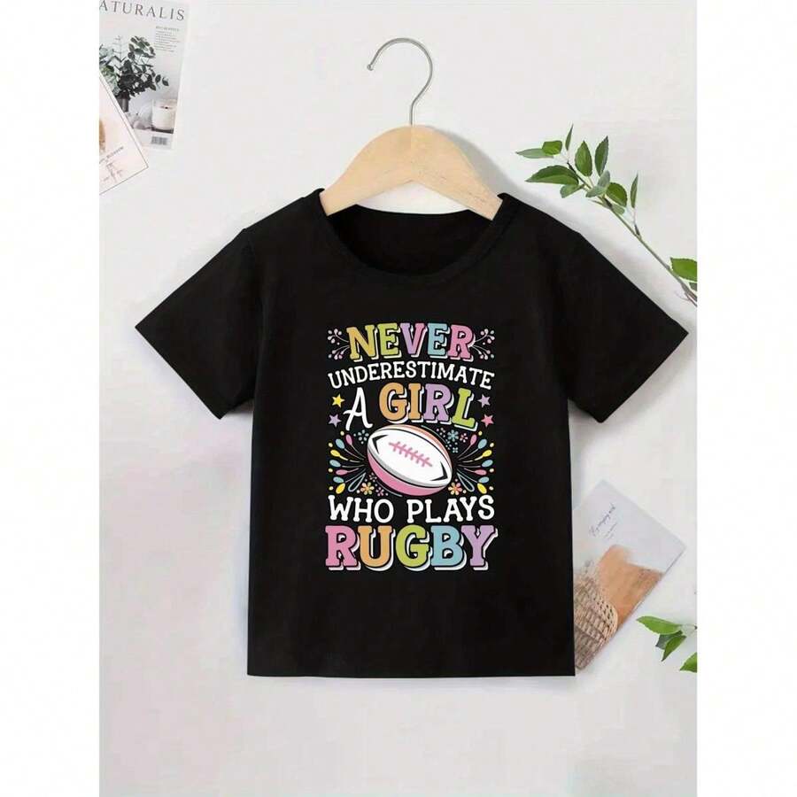 Rugby T-shirt - Youngsters' Rugby Graphic T-Shirt - "Never Underestimate a Girl Who Plays Rugby" Print, Red Short-Sleeve Crew Neck Tee for Boys &amp; Girls, Summer Casual Sportswear - Schwarz - Übersicht 1