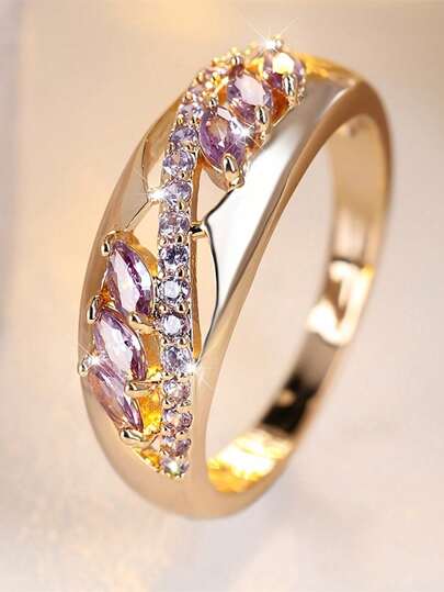 1件精美紫色锆石订婚戒指，金色，适合女性婚礼、派对等场合佩戴，亦可作为礼物赠送。