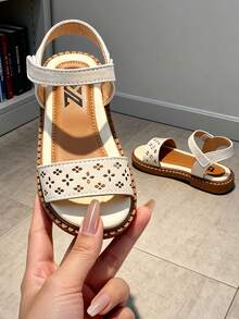 3-12岁女童可调节镂空花朵PU皮革魔术贴平底凉鞋，米色 - 米色 - 查看 5