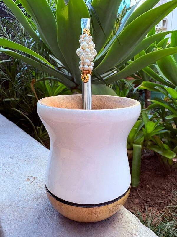 Kit chimarrão: Cuia de Madeira Bicolor + Puxador em Inox Decorada Flor Pérola Diversas Cores