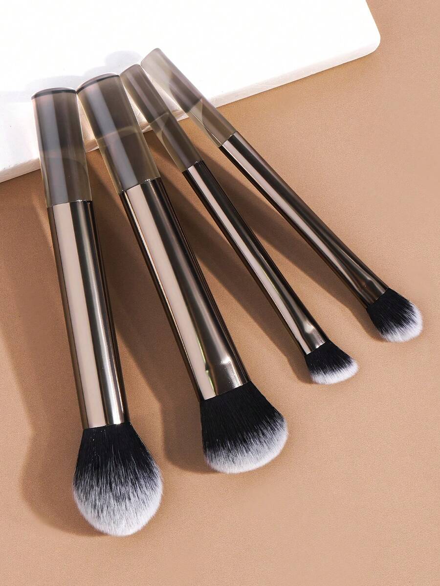 MAANGE 4/8/12/15/18支装专业软铝管化妆刷套装，包含粉底刷、眼影刷、眉刷、晕染刷、高光刷、遮瑕刷，适用于粉状、液状、膏状化妆品，是日常使用和旅行的理想之选，也是馈赠亲友、礼品赠送的绝佳选择。专业化妆刷套装，包含所有化妆刷。