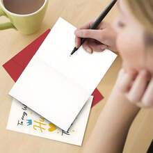 一张独一无二的情人节贺卡，“致我伟大的丈夫和最好的爸爸”——浪漫卡通设计，饰有爱心、皇冠和礼物图案，完美适用于周年纪念日、生日、父亲节/情人节——高级贺卡，附信封。(12x17厘米)/(4.72x6.7英寸) - 彩色 - 查看 10