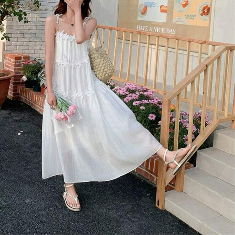 Robe de femme style bohème à bretelles fines blanches, parfaite pour les voyages, la plage et les vacances