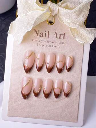 10 piezas de uñas postizas con forma de almendra de color marrón francés hechas a mano con líneas irregulares doradas. Con líneas irregulares doradas esculpidas a mano y puntas francesas marrones pintadas a mano, estas uñas tienen un estilo elegante, romántico pero minimalista, emanando un ambiente sofisticado, sexy y lujoso. Ideales para uso diario, citas, conciertos y ocasiones de negocios casual elegante, son un excelente regalo para mujeres y niñas.