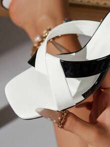 女士厚底高跟凉鞋，露趾设计，黑蓝波点点缀，夏季派对季，踝带搭扣，PU皮革材质，厚底设计，复古魅力风格，适合时尚女性、夜店及晚间活动。 - 黑色 - 查看 7