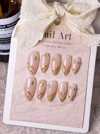 10 piezas de uñas postizas con forma de almendra hechas a mano con rayas diagonales doradas y estallidos de estrellas. Con líneas doradas esculpidas a mano en 3D y acentuadas con estallidos de estrellas doradas, estas uñas tienen un estilo elegante, romántico pero minimalista, emanando un ambiente sofisticado, sexy y lujoso. Ideal para uso diario, citas, conciertos y ocasiones de negocios casual elegante, son un excelente regalo para mujeres y niñas.