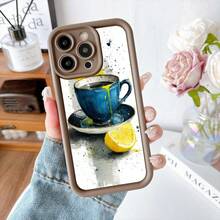 Cubierta de telefono con borde negro y diseño de taza azul con limon y salpicaduras de pintura para iPhone 14 Pro Max estilo artistico elegante para uso diario y trabajo - Café integral - Ver 2