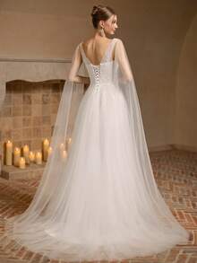 优雅蕾丝婚纱，配以薄纱披肩、V领和背部束腰设计，A字型新娘礼服，情人节白色春日款 - 白色 - 查看 5