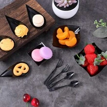 Yolev - Juego de 200 platos de aperitivos con cucharas, tenedores, platos de postre reutilizables de plástico de forma variada, platos pequeños, bandejas de aperitivos para bodas, eventos de - 1 - Ver 7