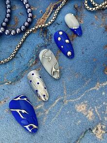 10片/套女士美甲套装，包含杏仁形甲片、精致手工甲片、蓝白渐变底色，并饰以银色波点和小珠子。时尚设计，每一片都是独一无二的艺术品。 - 查看 6