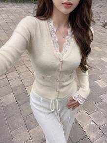 Rikumo 蕾丝V领金属纽扣开衫毛衣，时尚优雅的针织上衣，可作外套或单穿，冬季必备。 - 杏色 - 查看 1