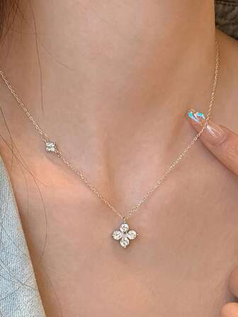 1pc Fashionable Elegant Four-Leaf Clover Necklace, Minimalist Style Copper Inlaid Crystal Silver Pendant Necklace, Suitable For Women's Daily, Party, Holiday Wear, Jewelry Gift, Birthday Gift, Valentine's Day Gift