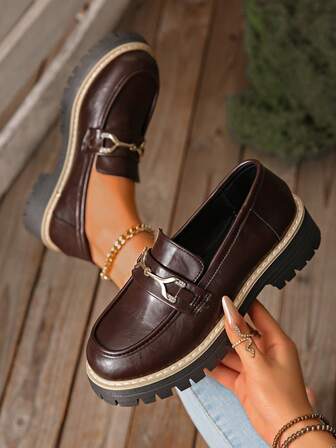 2026 แฟชั่นฤดูใบไม้ผลิ/ฤดูร้อน รองเท้าโลฟเฟอร์แบบสลิปออนพื้นหนาสำหรับผู้หญิง, รองเท้าแพลตฟอร์มย้อนยุคพร้อมหัวเสือตกแต่งโลหะ