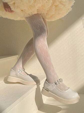 1 件女童米色蝴蝶镂空紧身打底裤，适合日常穿着