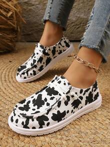 Uniwersalne, lekkie, modne, sznurowane, wsuwane mokasyny w dużych rozmiarach, z okrągłym noskiem, wygodne, codzienne, do pracy, na zakupy i na wakacje, z czarno-białym nadrukiem w krowie cętki, z oddychającego materiału, z płaską podeszwą, na wiosnę/jesień - Czarne i Białe - Zobacz 7