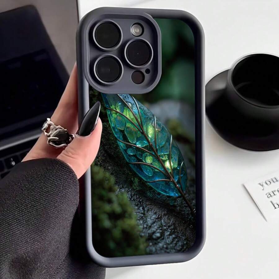 Funda para telefono con borde negro y diseño de hoja brillante verde azulada con gotas de agua estética natural para uso diario y estilo urbano - Burdeos - Ver 1