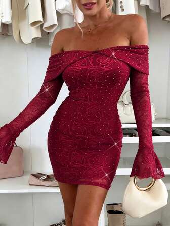 女士优雅性感浪漫修身连衣裙：2026春夏新款修身、弹力、舒适、柔软的莱茵石玫瑰针织面料单肩喇叭袖纯红色长袖裙，适合约会派对、情人节和其他外出场合。