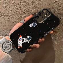 Funda para teléfono "Aventura Espacial Astronauta". Compatible con fundas ,  17,  16 Pro Max,  15 Pro Max,  13 y  12. Fabricada en TPU, es resistente a caídas, al desgaste y cómoda de sostener. Un regalo ideal para familiares, amigos, seres queridos, novios/novias y para Navidad. - Negro - Ver 3