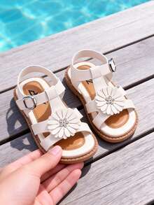 1 Pair Children's Sandals, 2026 Spring/Summer New Beige Girls' Flat Sandals, Standard Size, Solid Color PU Leather, Decorated With 3D Daisy And Rhinestones, Adjustable Ankle Strap With Buckle, Round Toe, Non-Slip Breathable Sole, Sweet And Fashionable Casual Style, Suitable For 3-12 Years Old Girls For Daily Wear, Party And Outing - Beige - View 18