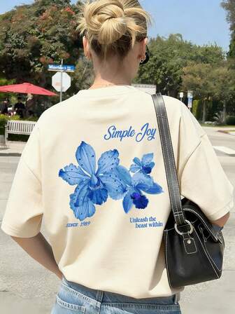 这款色彩缤纷的字母花卉印花圆领T恤，时尚百搭，是夏季的理想之选。这款印花T恤有白色和粉色两种颜色，非常适合度假穿着。