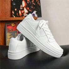 宽版男士运动鞋，透气四季通用防滑防臭厚底纯白色休闲皮革系带低帮加大码运动鞋，请订购大一码