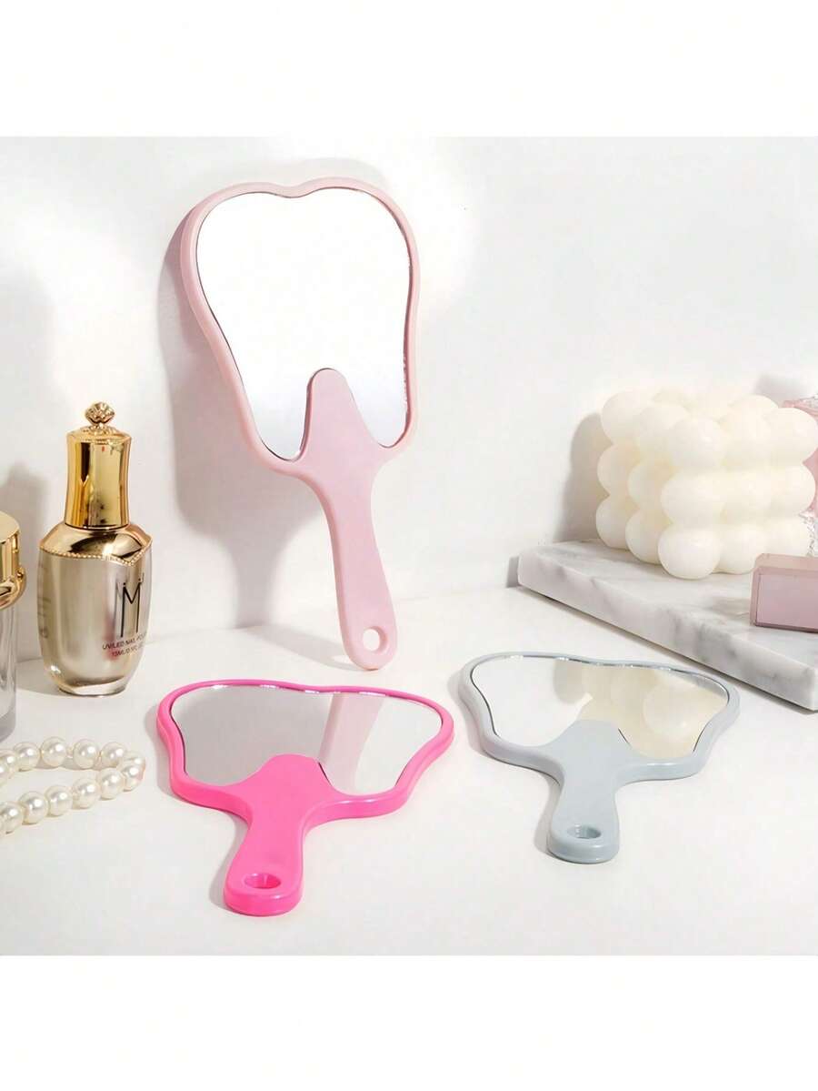 Espejo de maquillaje con forma de corazón con espejo de tocador vintage de doble cara, con un soporte con un espejo de tocador giratorio. Ideal para la aplicación de maquillaje, niñas, mujeres, belleza y fiestas de spa. El adorable espejo de tocador con forma de corazón de princesa es perfecto para las mesas. Este espejo de mesa giratorio de doble cara con un soporte es una excelente opción para decorar las habitaciones de las niñas y como un regalo festivo para familiares y amigos durante Halloween y Navidad.