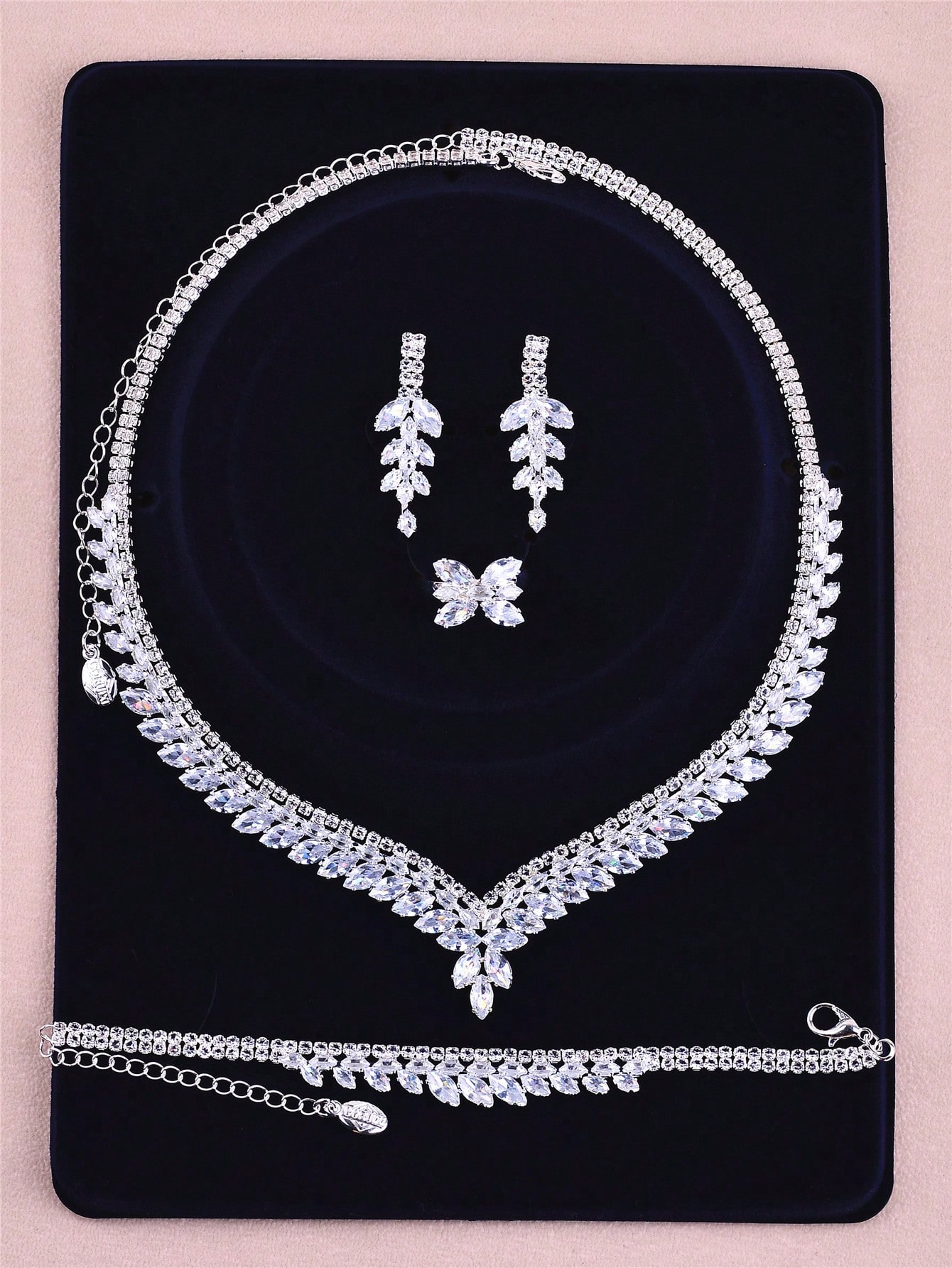 طقم قلادة على شكل حرف V مرصعة بالزركونيا للنساء، م...