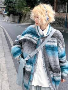 レディース レトログラデーションストライプ カーディガン オーバーサイズリラックスフィット ノンカップルアイテム ユニークデザイン 柔らかい丸襟 ロングスリーブ 秋冬厚手 防寒保温 手洗い可 重ね着最適 カジュアル & フォーマル両用 上質ウール混紡素材 肌触り優しい 通勤・デート・カフェ巡り兼用 インスタ映えしやすい 型崩れしにくい エレガント & リラックスな雰囲気 万能百搭 - ブルー - チェックする 1