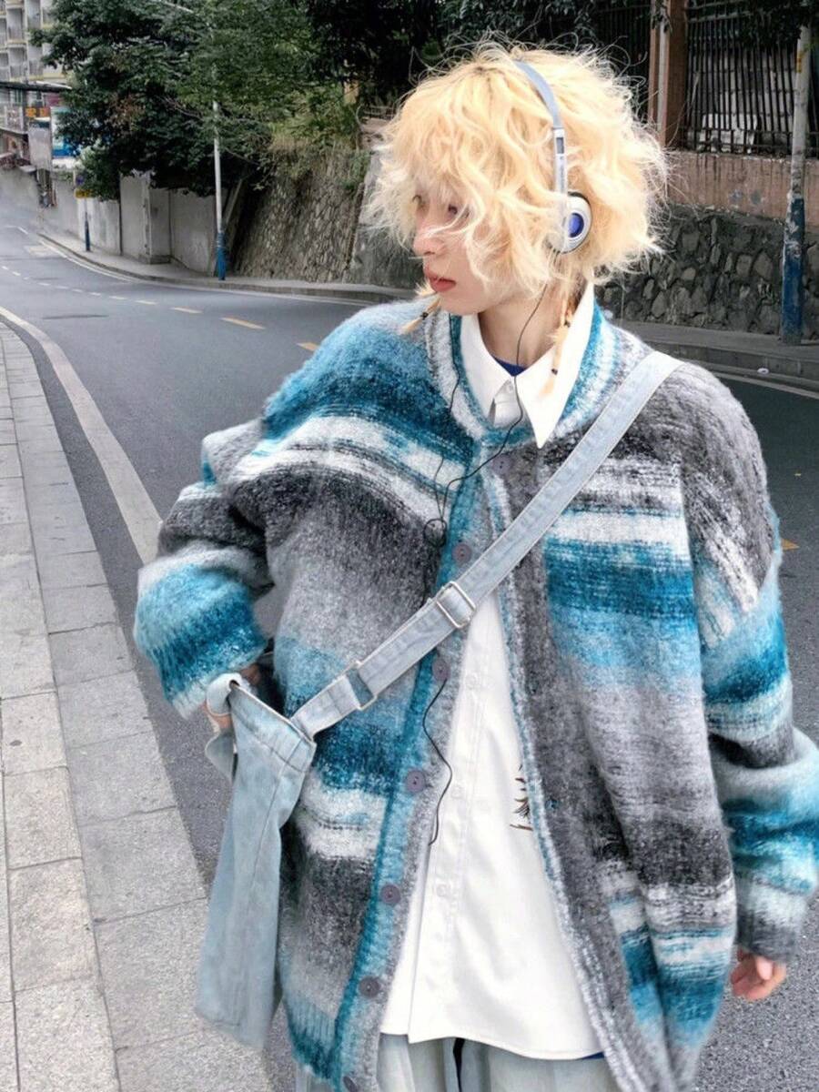 レディース レトログラデーションストライプ カーディガン オーバーサイズリラックスフィット ノンカップルアイテム ユニークデザイン 柔らかい丸襟 ロングスリーブ 秋冬厚手 防寒保温 手洗い可 重ね着最適 カジュアル & フォーマル両用 上質ウール混紡素材 肌触り優しい 通勤・デート・カフェ巡り兼用 インスタ映えしやすい 型崩れしにくい エレガント & リラックスな雰囲気 万能百搭 - ブルー - チェックする 1