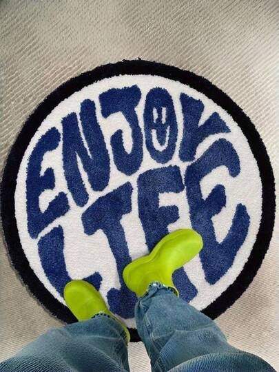 天鹅绒地毯，印有“享受生活，世界属于你”的不对称圆形图案，防滑材质，适用于客厅、卧室、度假屋装饰，现代风格。