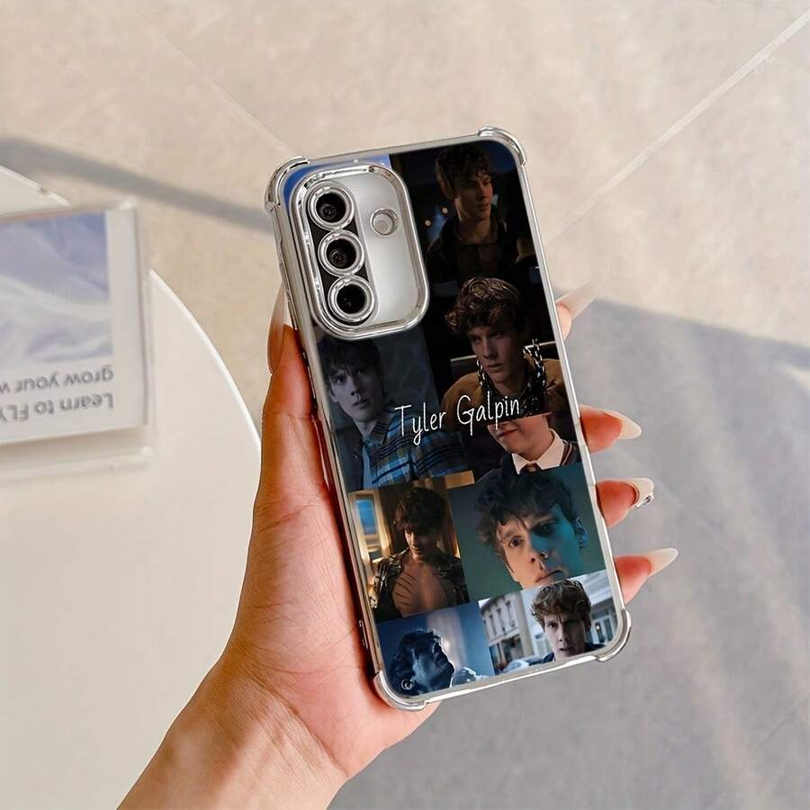 Funda de Teléfono con Patrón Creativo de Collage de la Celebridad Cool Taylor Garpin Compatible con Samsung Galaxy A26/A36/A55/A35/A06/A16/A05/A14/A24/A34/A54/A15/A05S/A25/A23/A33/A53/A73/A13/A04e/A04/A02/A22/A32/A52/A03/A12/A21s/A31/A02s 4G/5G Funda Transparente Suave a Prueba de Golpes - Mezcla de colores - Ver 1
