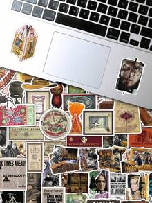 Harry Potter 100张哈利波特经典电影场景终极收藏贴纸，可用于DIY手工、剪贴簿、手机壳、学习用品，是电影迷必备的圣诞派对礼物，也是愿景板装饰的理想之选。 - 彩色 - 查看 7