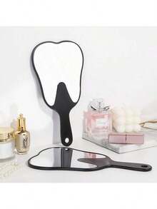 Espejo de maquillaje con forma de corazón con espejo de tocador vintage de doble cara, con un soporte con un espejo de tocador giratorio. Ideal para la aplicación de maquillaje, niñas, mujeres, belleza y fiestas de spa. El adorable espejo de tocador con forma de corazón de princesa es perfecto para las mesas. Este espejo de mesa giratorio de doble cara con un soporte es una excelente opción para decorar las habitaciones de las niñas y como un regalo festivo para familiares y amigos durante Halloween y Navidad.