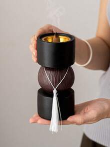 Máy khuếch tán tinh dầu bằng nhựa cao cấp này có thiết kế đen trắng trang nhã, phù hợp để trang trí nhà cửa, văn phòng, các dịp lễ hội và phòng tập yoga, vừa có tác dụng trang trí vừa có tác dụng trị liệu bằng hương thơm. Sản phẩm cũng có thể được sử dụng làm vật trang trí phòng khách, quà tặng tựu trường, quà tốt nghiệp, quà lưu niệm, quà tặng ngày Valentine, quà tặng cho phụ nữ và quà cưới. - Nhiều màu - Xem 11