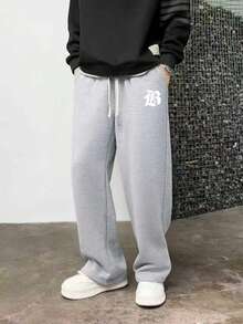 这款男士休闲运动裤印有字母“B”，宽松舒适，适合居家休闲和户外活动，是父亲节的理想礼物。它也可以作为送给新婚夫妇的礼物。运动裤采用100%涤纶面料，配有抽绳，方便调节松紧。 - 灰色 - 查看 5