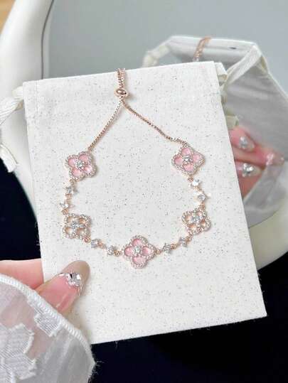 1 chiếc vòng tay hình cỏ bốn lá đính đá Zirconia lấp lánh sang trọng và ngọc trai hồng - Tinh tế và bắt mắt, thích hợp đeo hàng ngày, món quà ý nghĩa dành tặng bạn thân, phụ kiện lãng mạn tinh tế.