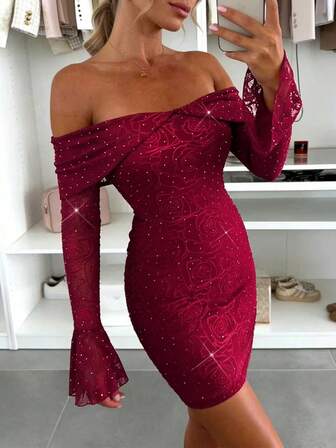 女士优雅性感浪漫修身连衣裙：2026春夏新款修身、弹力、舒适、柔软的莱茵石玫瑰针织面料单肩喇叭袖纯红色长袖裙，适合约会派对、情人节和其他外出场合。