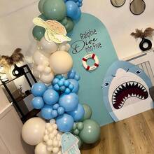 一套 123 个鲨鱼主题气球拱门，包括蓝色、透明色、浅绿色、金属蓝色和金属绿色气球，适用于鲨鱼主题生日派对、性别揭晓派对、欢迎派对、室内外装饰、婚礼、订婚、生日派对、派对装饰、周年纪念和夏季派对装饰。 - 彩色 - 查看 6