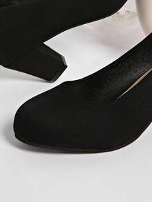 大码女士经典纯黑色高跟鞋 - 圆头设计 - 尺码 35-43 - 优质天鹅绒材质，光滑舒适 - 黑色高跟鞋，纯色低帮软底坡跟粗跟套脚女鞋 - 优质材料，穿着舒适 - 厚底中跟防滑圆头套脚女鞋 - 时尚百搭