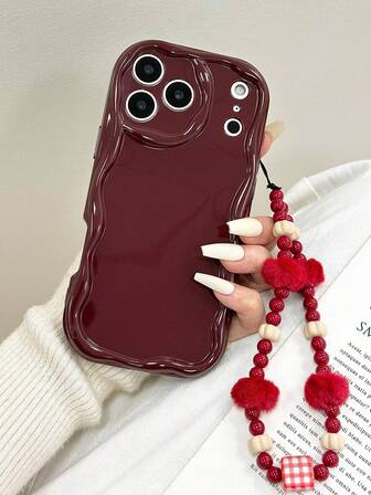 Étui de téléphone anti-chute premium avec texture crème et matériau rouge vin avec pompon en fourrure rouge vin, compatible avec 14, 14 Pro, 14 Pro Max, 13, 13 Pro, 13 Pro Max, 11, 11 Pro Max, 12, 12 Pro, 12 Pro Max, XR, XS, 15, 15 Pro, 15 Pro Max, 16, 16 Pro, 16 Pro Max, 17, 17 Pro, 17 Air, 17 Pro Max