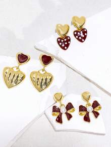 一对时尚、高端、优雅、简约、甜美、百搭的合金珐琅红色心形耳环，适合女性日常佩戴、参加派对、度假，任何季节和场合皆宜，是送给女友或情人节约会的理想礼物。 - 心形1 - 查看 3