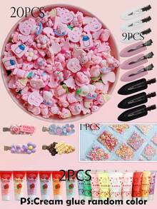 共34件DIY发饰套装，包括9个黑白发夹、2个随机颜色仿真花蕾（带2朵花头）、20个随机树脂配件、1个碎片配件，可爱发饰，共有八种颜色可选：（绿色、白色、粉色、玫瑰色、蓝色、紫色、黄色、咖啡色）。适合夏季和校园佩戴。