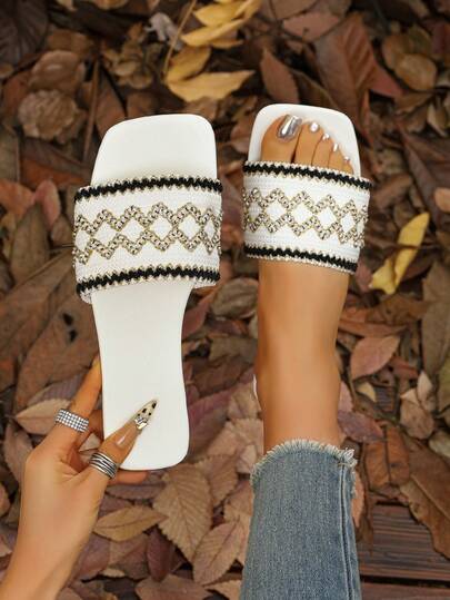 女士优雅方头加大码编织草编露趾透气平底拖鞋，适合居家、通勤、约会、度假、海滩等场合，是情人节、万圣节、妇女节、返校季的理想礼物。