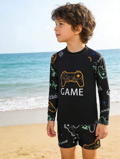 这款时尚清爽的夏季休闲度假风两件套泳衣套装专为年轻男孩设计。产品特点包括卡通和游戏主题的数码印花图案，面料弹力十足，速干舒适，适合冲浪和沙滩穿着，可用于海滩度假、泳池派对、冲浪、休闲旅行和观光等场合。