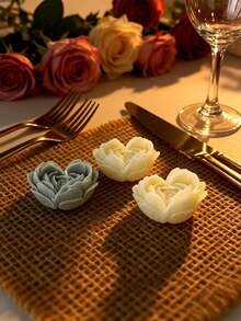 这款心形玫瑰花模具包含1个，适用于DIY香薰蜡烛、石膏艺术装饰、树脂工艺品、陶艺作品和水泥家居装饰，是婚礼纪念品、母亲节礼物、情人节惊喜和新年派对装饰的理想之选。模具采用精致的心形和玫瑰花设计，由耐用材料制成，易于脱模，可重复使用，用于制作节日主题的手工艺品。