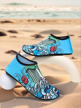 Ljusblå tecknade tryckta slip-on-skor för vardagsbruk och energisk stil, lätt och andningsbar design, kombinerar komforten hos vardagsskor och bekvämligheten hos hemmatofflor, lämpliga för avkoppling hemma, poolaktiviteter och korta resor, unisex moderiktiga skor, iögonfallande dagligt nödvändigt