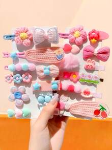 20个/套柔软毛绒针织发夹套装，采用毛绒、针织、蕾丝等材质，并饰有小熊、花朵等可爱元素——适合女孩和女士，可轻松打造慵懒马尾、俏皮半扎发或优雅发髻，是冬季的理想之选，也是馈赠佳品和发饰。